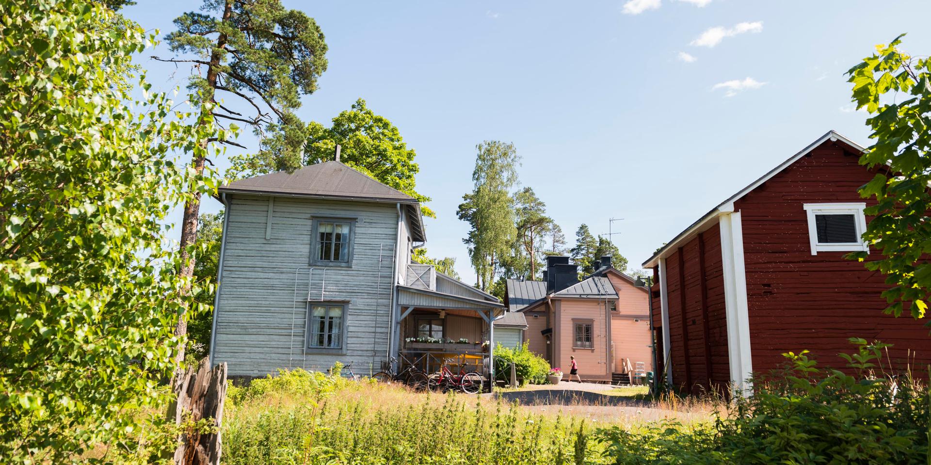 Mustasaaren rakennukset: Päärakennus, tyttöjen talo ja aitta.